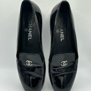 Chanel Black Patent Leather flats CC Logo Loafers with pearl heel